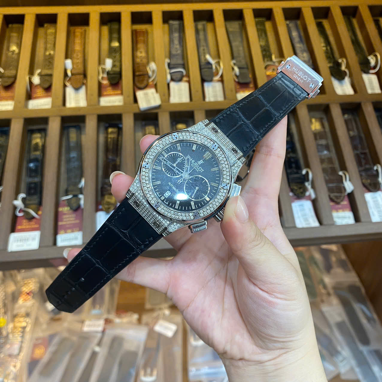 Dây đồng hồ Hublot Classic Fusion Chronograph Titanium Pave cao su bọc da cá sấu đen cao cấp