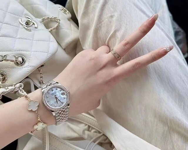 Cảm giác đeo dây đồng hồ Rolex Pearlmaster mềm mại và ôm tay