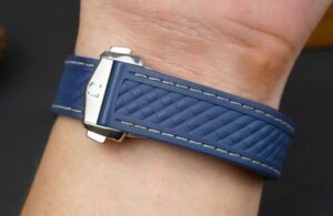 Dây Omega Seamaster cao su phù hợp chơi thể thao