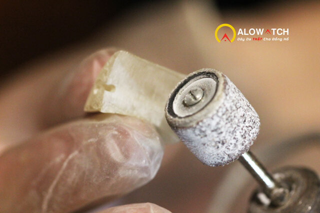 Thợ Alowatch thực hiện các công đoạn chế tác dâyBlancpain