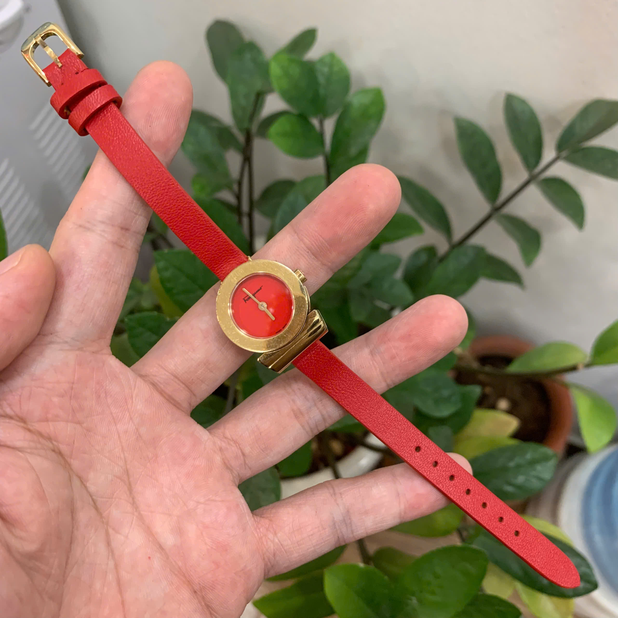 Dây Đồng Hồ Nữ Salvatore Ferragamo Gancino Da Bò Màu Đỏ – Thời Trang & Sang Trọng