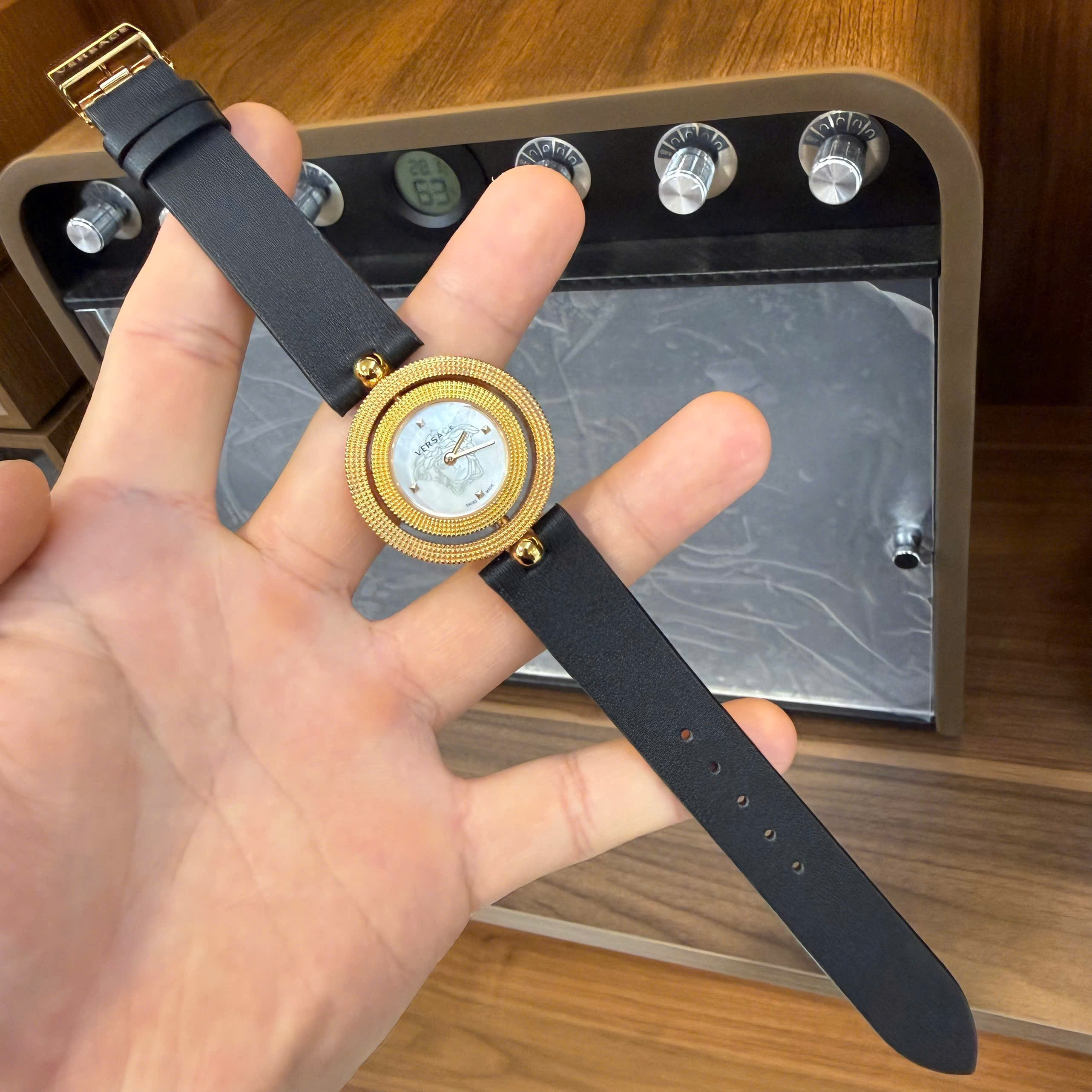 Dây Đồng Hồ Nữ Versace Eon Analog Black Da Bò Màu Đen Thanh Lịch, Cao Cấp