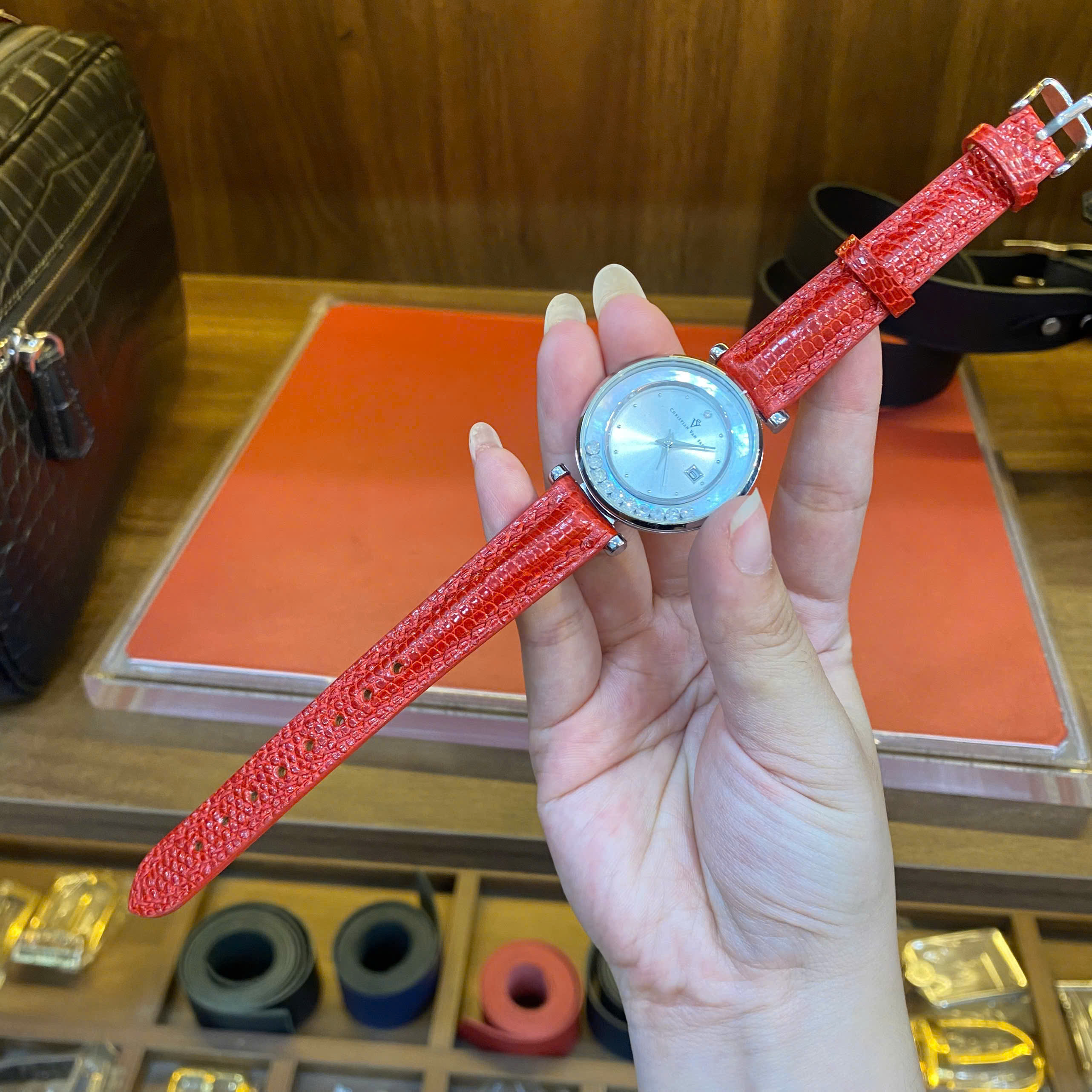 Dây Đồng Hồ Nữ Salvatore Ferragamo SFDM00218 Da Kỳ Đà Màu Đỏ – Sang Trọng & Đẳng Cấp Thời Trang Ý (Sao chép)