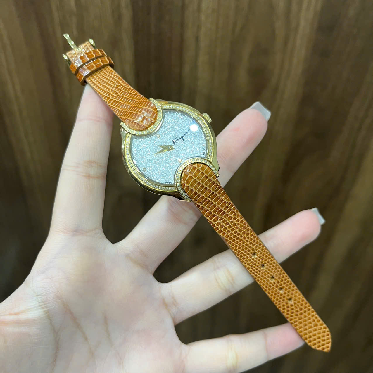 Dây Đồng Hồ Nữ Salvatore Ferragamo Signature FIZ080015 Da Kì Đà Màu Nâu Cam – Sang Trọng Và Thời Thượng