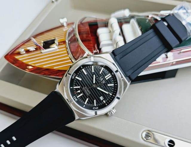 Dây cao su đồng hồ Ogival phù hợp người thường xuyên đi mưa hoặc vận động mạnh