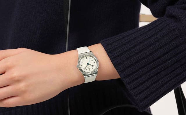 Dây cao su Swatch siêu nhẹ, bền, rẻ, chống nước tốt phù hợp với hoạt động ngoài trời.