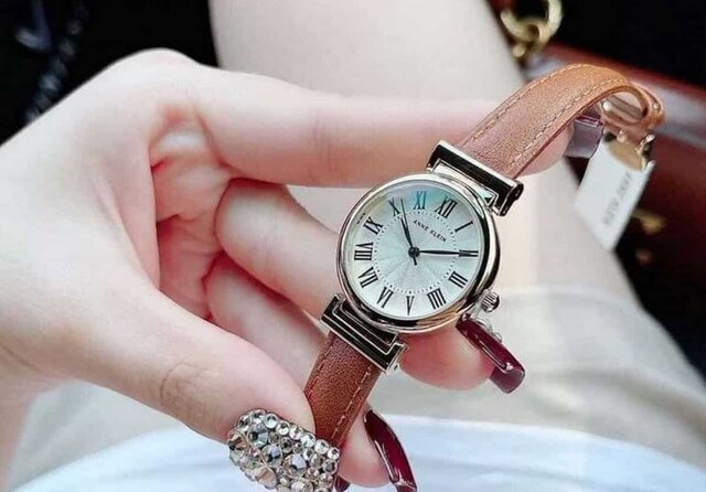 Dây da đồng hồ Anne Klein sang trọng và êm ái khi đeo