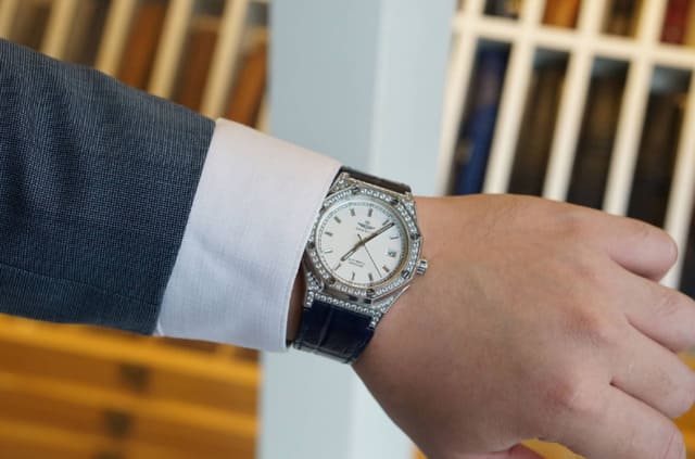 Dây da đồng hồ SRWatch phối trang phục công sở phong cách nhẹ nhàng và tinh tế.