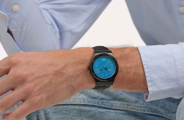 Dây da Swatch thanh lịch, tinh tế, mềm và ôm tay.