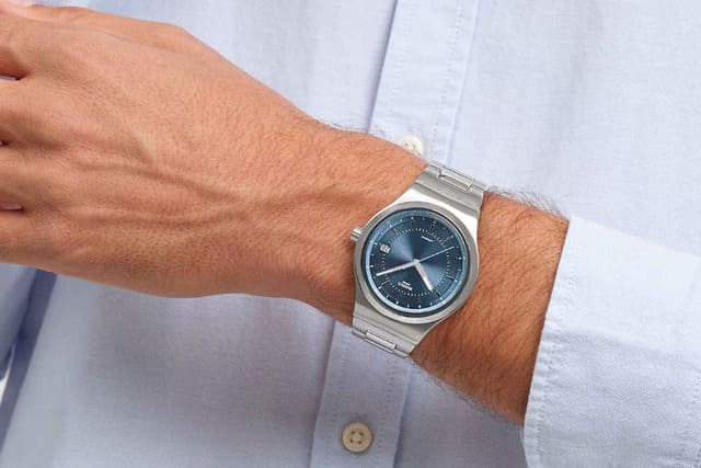 Dây đeo kim loại Swatch bền, chắc chắn, sang trọng.