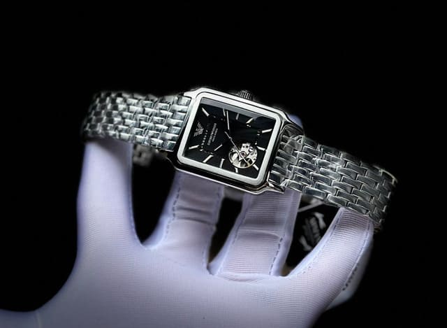 Dây đồng hồ Emporio Armani sở hữu phong cách tối giản, hiện đại và thanh lịch