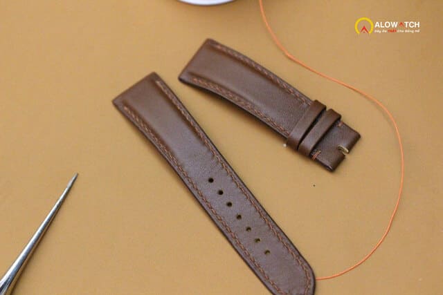 Dây đồng hồ Maserati da Epsom bền màu và thoải mái.