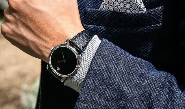 Dây đồng hồ Movado mang phong cách tối giản và hài hòa.