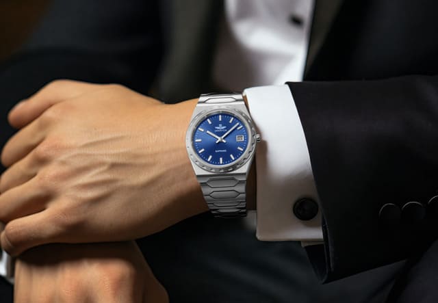 Dây kim loại SRWatch vẻ ngoài sang trọng và chắc chắn.