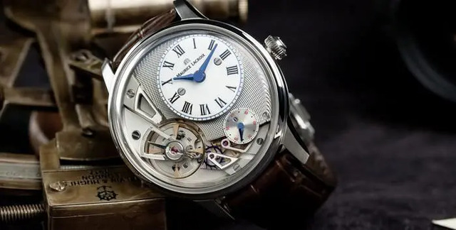 Đồng hồ Maurice Lacroix thường sử dụng da cá sâu, da bò hoặc da đà điểu