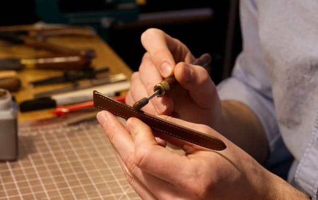 Nghệ nhân Alowtach đang chế tác dây da Maserati handmade thủ công