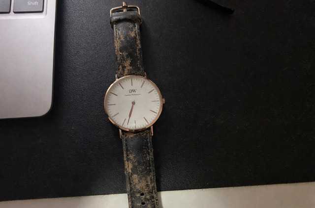 Dây da đồng hồ Daniel Wellington xuống sâu thời gian dài không sử dung.