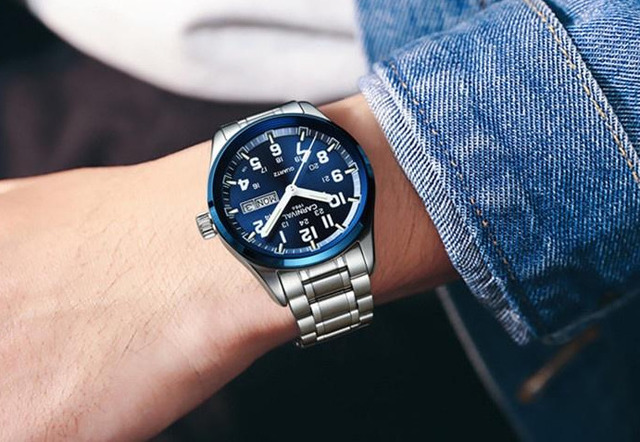 Dây đồng hồ Carnival kim loại phù hợp dân văn phòng.