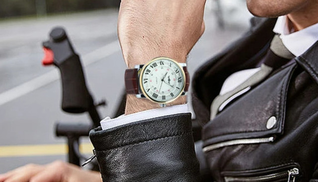 Đồng hồ dây da dễ phối đồ và thể hiện sự tinh tế của người đeo.