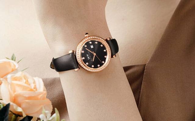 Dây đồng hồ Carnival nữ dây mảnh tạo phong cách thanh lịch.