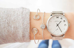 Dây đồng hồ Marc Jacobs với thiết kế trẻ trung, tối giản và mang phong cách thời thượng.