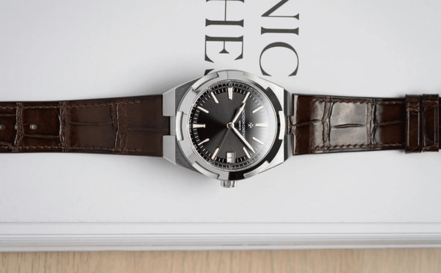 Dây đồng hồ Vacheron Constantin da cá sấu phù hợp cho công sở.