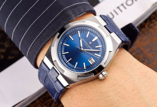 Dây đồng hồ Vacheron Constantin Overseas phong cách lịch lãm.