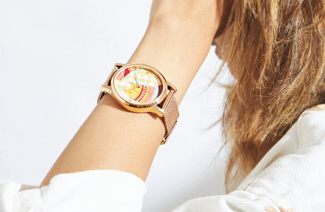 Dây lưới đồng hồ Carnival với phong cách tinh tế, nhẹ nhàng.