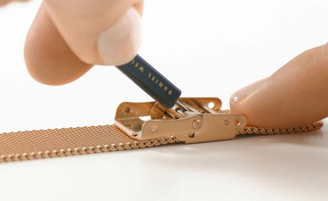 Hướng dẫn chỉnh dây đồng hồ Daniel Wellington kim loại.