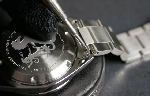 Kỹ thuật viên Alowatch thực hiện thay dây đồng hồ MVW đúng kỹ thuật.