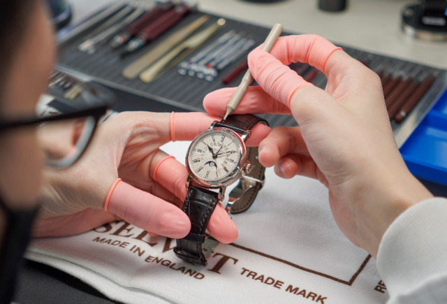 Kỹ thuật viên thao tác thay dây đồng hồ Patek Philippe chuyên nghiệp.