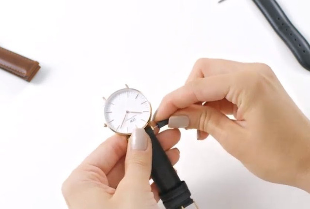 Thao tác thay dây DW sang dây da đúng chuẩn.