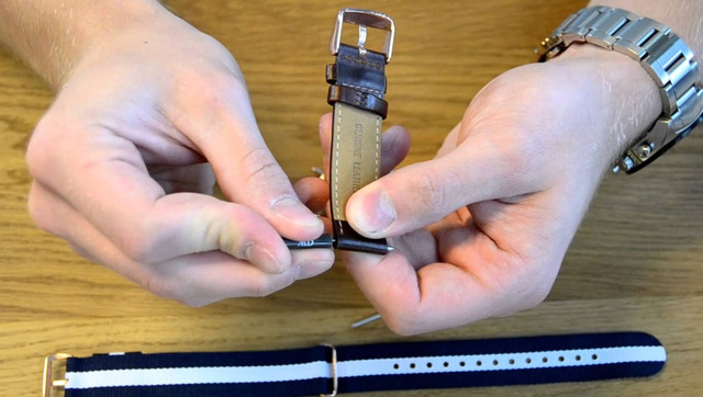 Thực hiện tháo chốt cố định dây da DW cũ sang dây vải NATO.