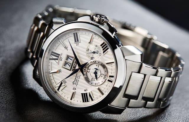 Dây đồng hồ Seiko Premier kim loại sáng bóng và chắc chắn.