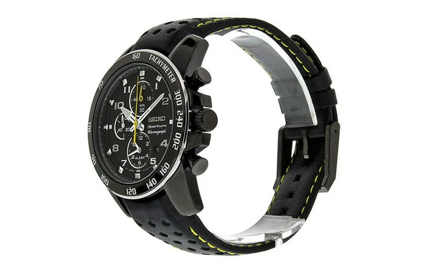 Dây đồng hồ Seiko Sportura da ôm chắc cổ tay, không trượt khi vận động.