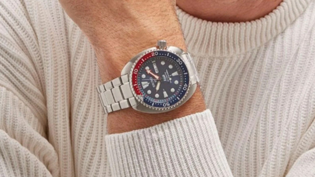 Dây đồng hồ Seiko Turtle kim loại chắc chắn và sang trọng.