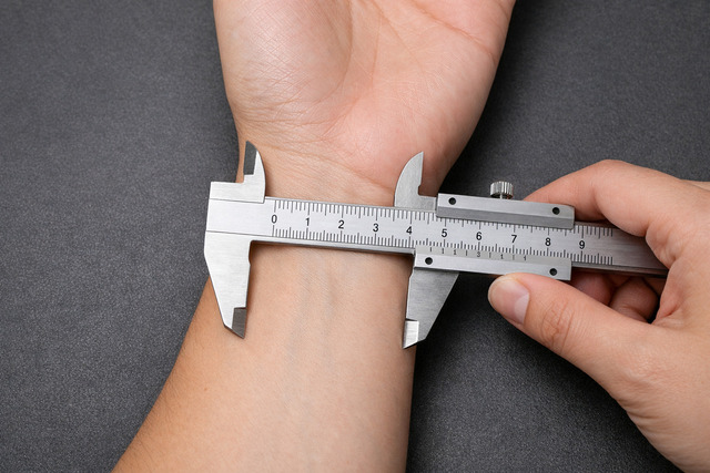 Cổ tay bè ngang nên đo thêm để tránh mặt vuông trông “lố”.