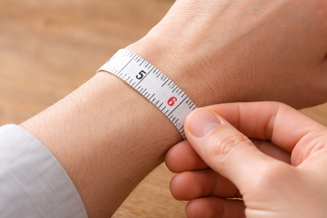 Đo chu vi cổ tay đúng chuẩn để tính size đồng hồ mặt vuông chính xác