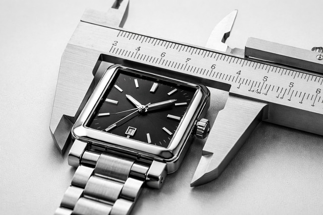 Lug-to-lug dài dễ làm đồng hồ trông lớn hơn dù cùng mm.