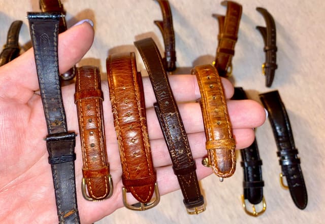 Dây da đồng hồ Richard Mille bị xuống cấp sau thời gian dài sử dụng.