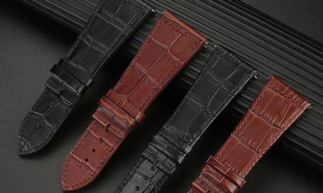 Dây đồng hồ Audemars Piguet handmade được làm bởi nghệ nhân.