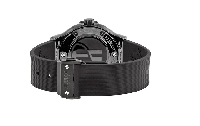 Dây đồng hồ Hublot Classic Fusion cao su thanh lịch, gọn nhẹ.