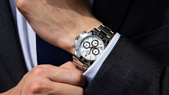 Dây kim loại đồng hồ Rolex phối với vest phong cách sang trọng, lịch lãm.