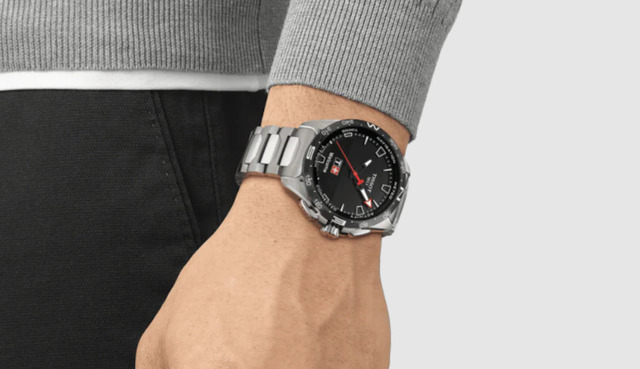 Dây kim loại đồng hồ Tissot phù hợp phong cách trẻ trung, năng động.