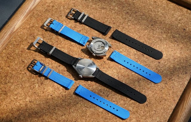 Dây nhựa đồng hồ thiết kế nhiều khe nhỏ, thoáng khí, mồ hôi.