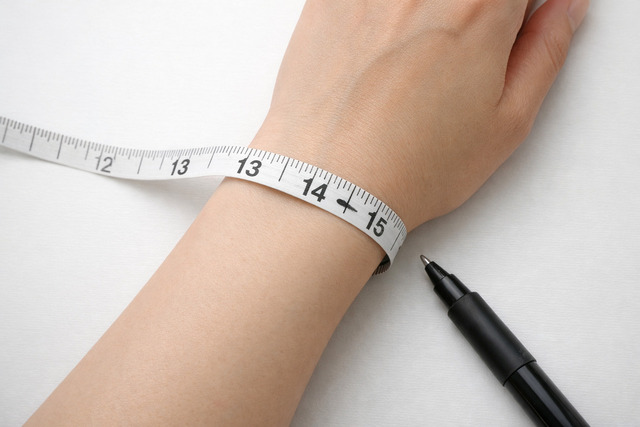 Đo ở vị trí đeo thực tế, siết vừa khít để ra số đo ổn định.