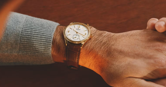 Đồng hồ Rolex dây da phong cách lịch sự và thỏa mái.