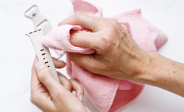 Dùng khăn mền lau khô dây nhựa đồng hồ để loại bỏ xà phòng xót lại.