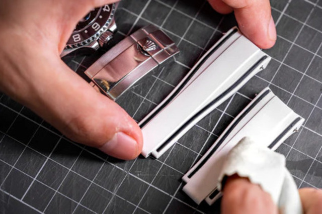 Sử dung khăn mềm lau khô dây nhựa đồng hồ được làm sạch.