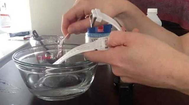 Vệ sinh mặt trong dây nhựa bằng dung dịch theo chiều dọc dây và khe nối.